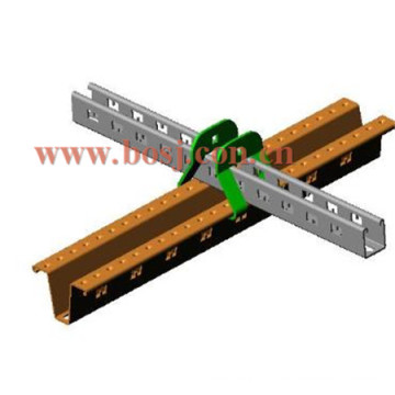 Profil en acier galvanisé perforé C et U perforé Strut Channel Roll Forming Vietnman